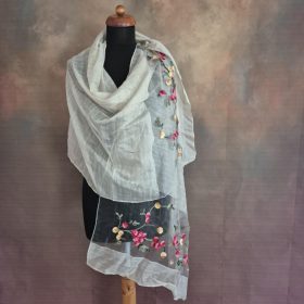 Bézs, hímzett virágos bordűrös stóla.