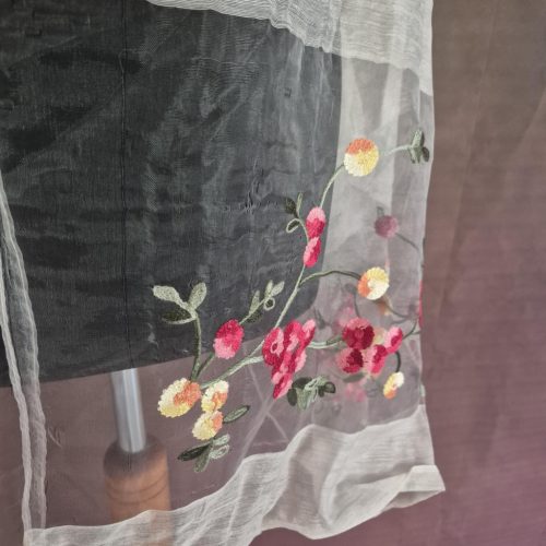 Bézs, hímzett virágos bordűrös stóla.