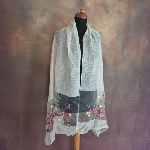 Bézs, hímzett virágos bordűrös stóla.