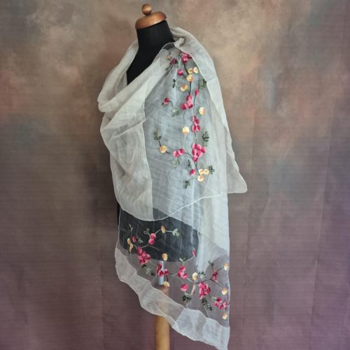 Bézs, hímzett virágos bordűrös stóla.