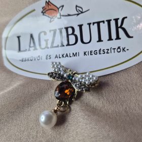Színes bogár bross, fehér gyönggyel.