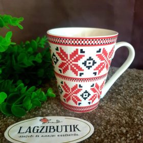 Bögre, piros szőttes mintával.