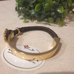 Arany-bőr karkötő strasszal.