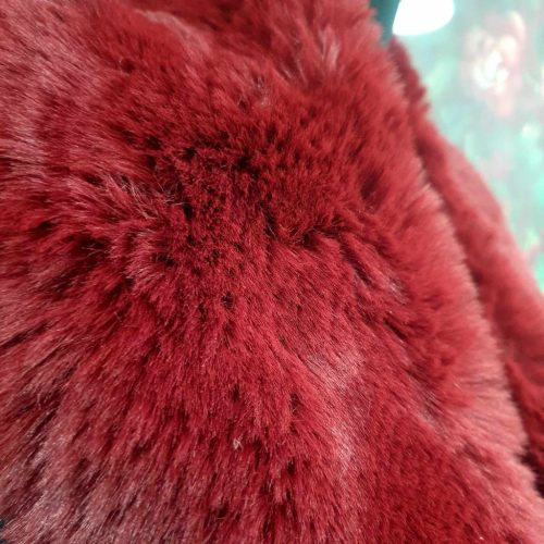 Bordó műszőrme, csavart körsál.