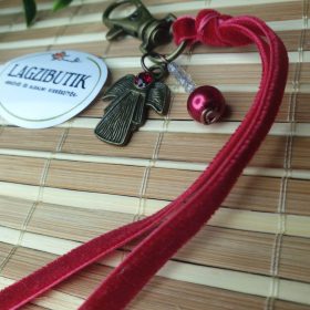   Angyalkás táskadísz, kulcstartó bordó kővel, bársony szalaggal.
