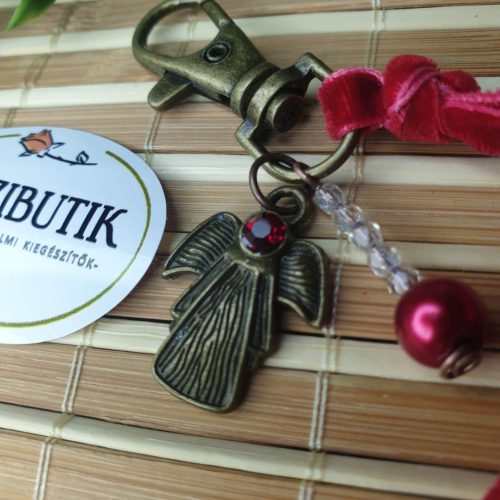 Angyalkás táskadísz, kulcstartó bordó kővel, bársony szalaggal.