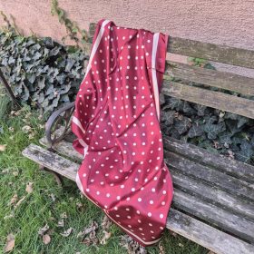 Bordó, fehér pettyes selyemkendő.