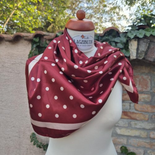 Bordó, fehér pettyes selyemkendő.