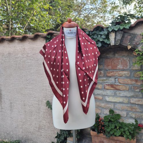 Bordó, fehér pettyes selyemkendő.