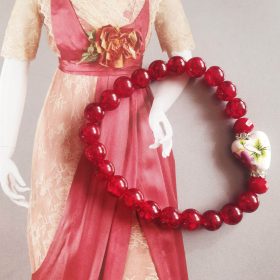   Bordó üveggyöngy karkötő, porcelán virágos szívvel, strasszokkal.