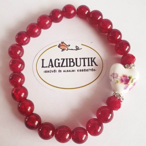 Bordó üveggyöngy karkötő, porcelán virágos szívvel, strasszokkal.