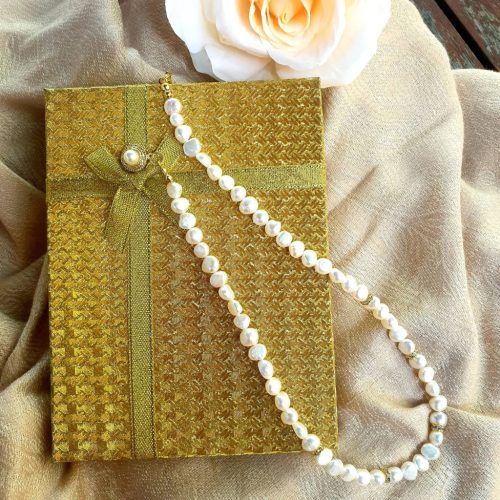 Tenyésztett édesvízi gyöngysor, cirkóniával díszítve.