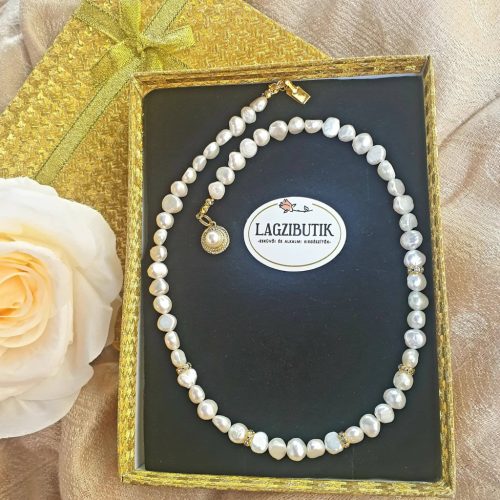 Tenyésztett édesvízi gyöngysor, cirkóniával díszítve.