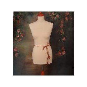 Barna, vékony, fonott öv bojtokkal.