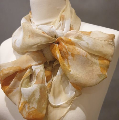 Barna, sifon,  mintás sál, kendő.