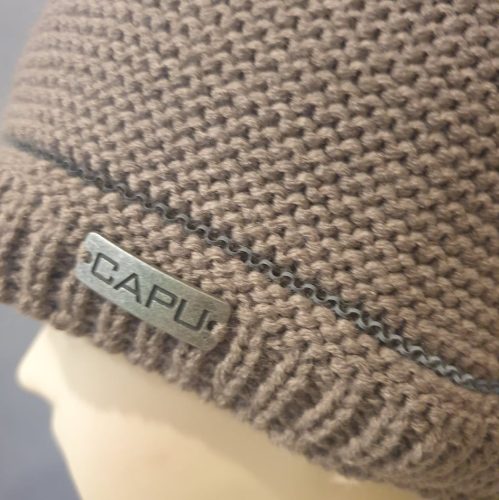 CAPU bojtos kötött sapka.