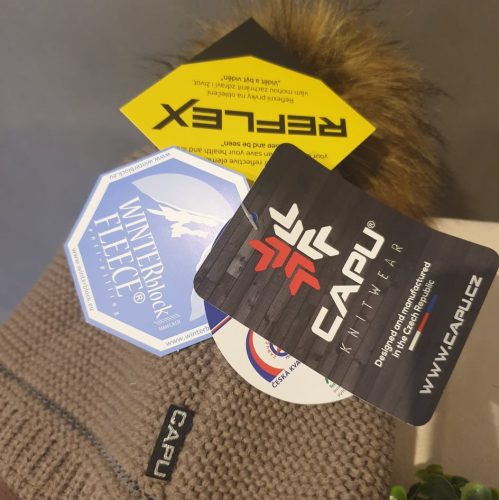 CAPU bojtos kötött sapka.