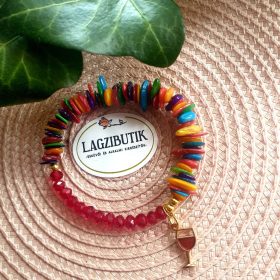   ,,CHEERS" színes kagylógyöngy karkötő, vörösboros pohár medállal.