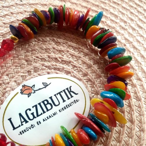 ,,CHEERS" színes kagylógyöngy karkötő, vörösboros pohár medállal.