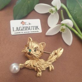 Cica bross, kitűző gyönggyel, arany színben.