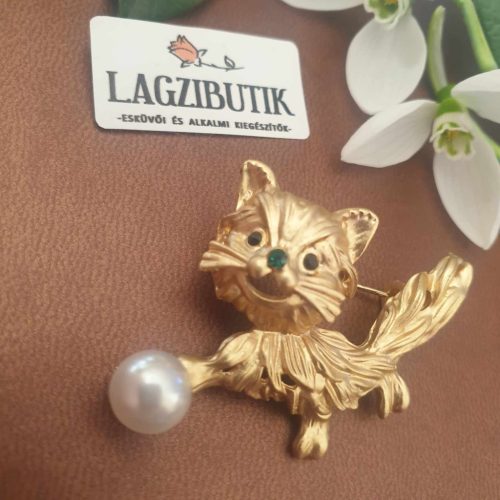 Cica bross, kitűző gyönggyel, arany színben.