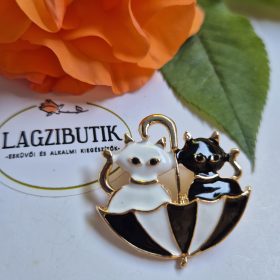 Fekete-fehér cica esernyővel bross.