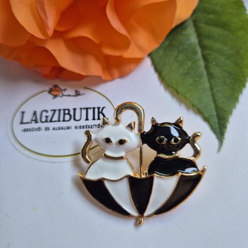 Fekete-fehér cica esernyővel bross.