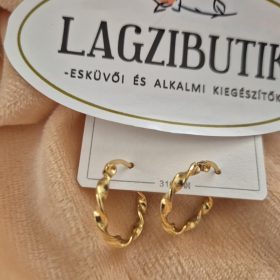 Csavart karika fülbevaló.