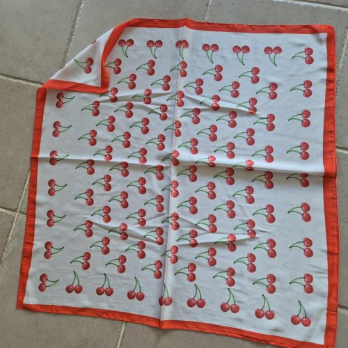 Cseresznyés szatén kendő.