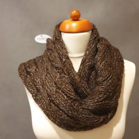 Csillogó, vastag kötött sál.