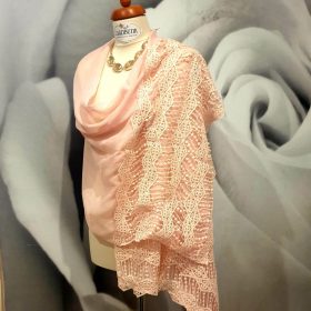   Csipke bordűrös pamut stóla, kendő rózsaszín vagy kék színben.