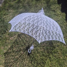 Fehér, csipkés esernyő, menyasszonyi esernyő.