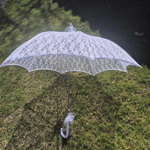 Fehér, csipkés esernyő, menyasszonyi esernyő.