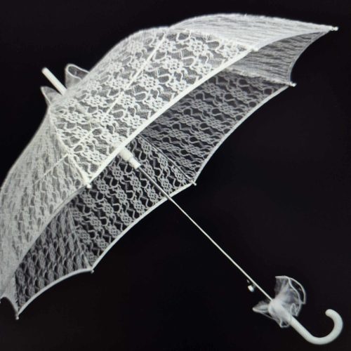 Fehér, csipkés esernyő, menyasszonyi esernyő.