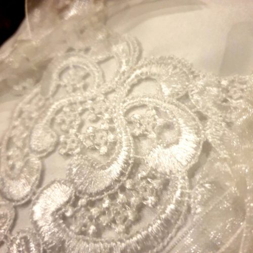 Hófehér, csipkés gyűrűpárna, gyűrűtartó.