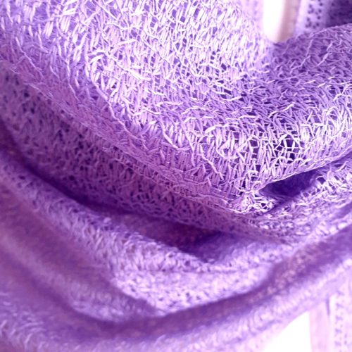 Csipke stóla, vállkendő rózsaszín vagy lila színben.