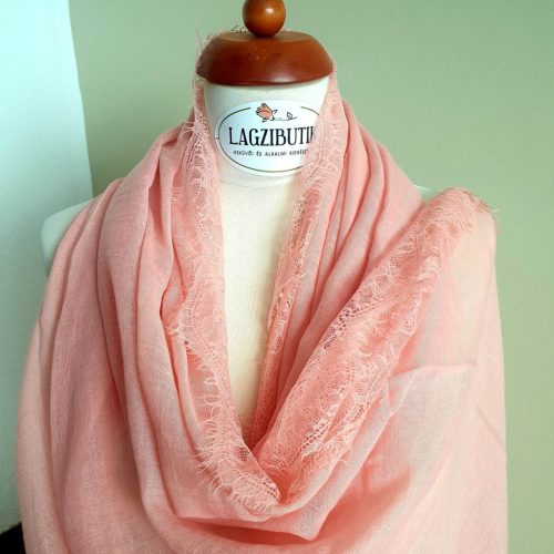 Csipke stóla, vállkendő rózsaszín vagy lila színben.