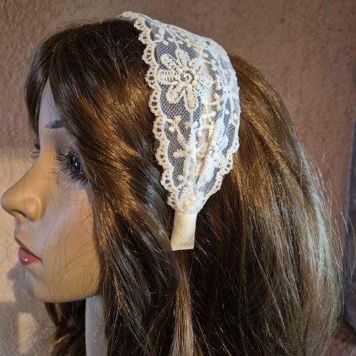 Csipkés-strasszos széles hajpánt.