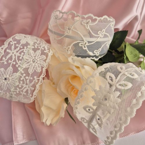 Csipkés-strasszos széles hajpánt.