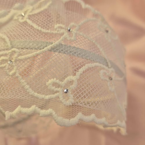 Csipkés-strasszos széles hajpánt.