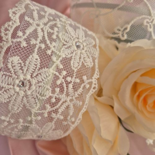 Csipkés-strasszos széles hajpánt.