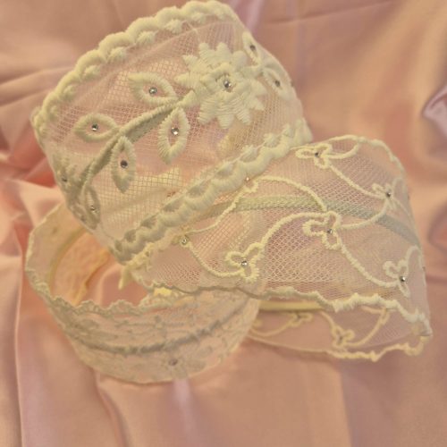 Csipkés-strasszos széles hajpánt.