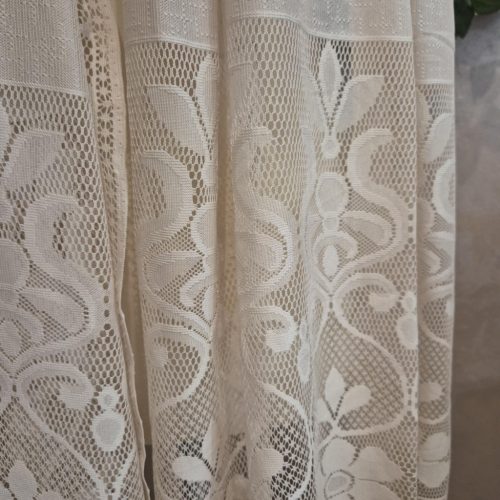 Csipkés stóla, sima széllel, több színben.