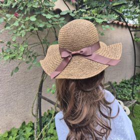 Csokoládébarna szalmakalap, nyári kalap szalaggal.