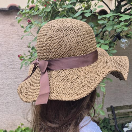 Csokoládébarna szalmakalap, nyári kalap szalaggal.