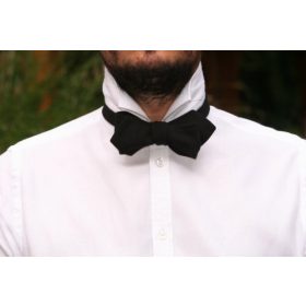   Fekete szatén csokornyakkendő, önkötős, fekete színben.