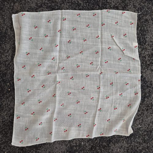 Cseresznyés, vékony gyerekkendő, kendő.