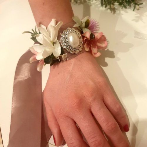 Csuklódísz, csuklópánt mályva színben, gyönggyel.