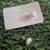 Fényes kocka fülbevaló többféle színben.