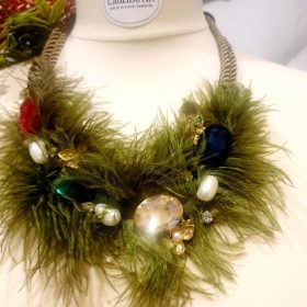   Zöld tollas design nyaklánc, nyakék kövekkel, gyöngyökkel.